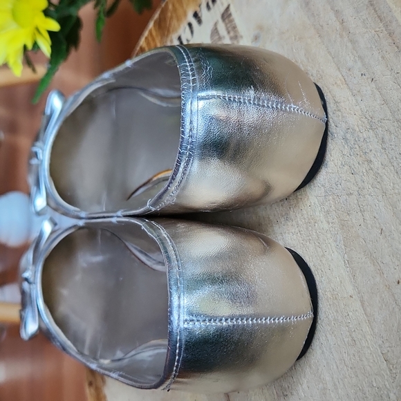 6.5M Metallic White Gold Bow Charms Guess Ballet Flats Vegan - Picture 10 of 14